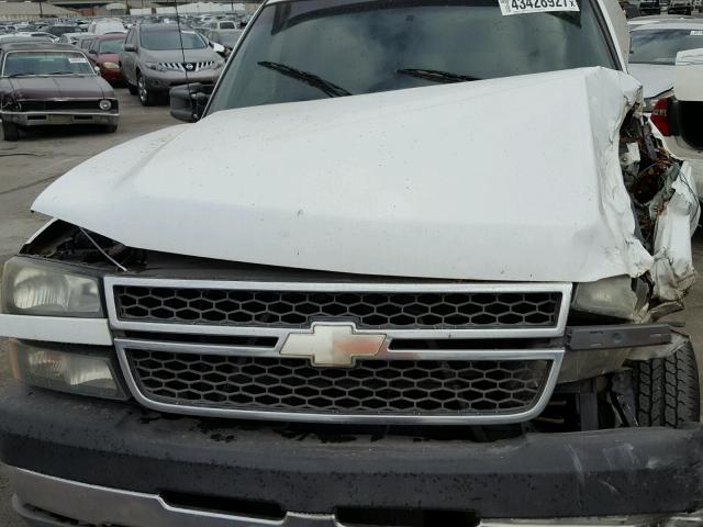 1GBHC24U65E115591 - 2005 CHEVROLET SILVERADO WHITE photo 7