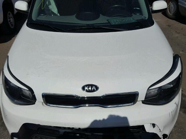 KNDJP3A5XG7368635 - 2016 KIA SOUL + WHITE photo 7