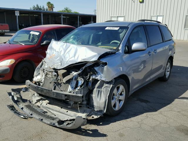 5TDKK3DC5ES407440 - 2014 TOYOTA SIENNA LE SILVER photo 2