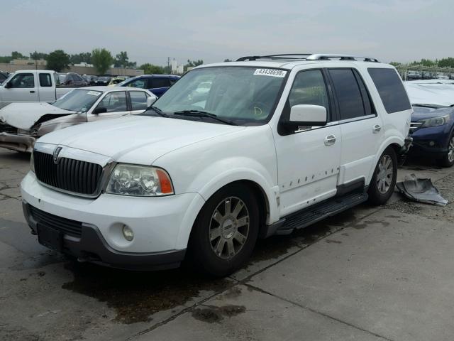 5LMFU28R84LJ32403 - 2004 LINCOLN NAVIGATOR Weiß Foto 2