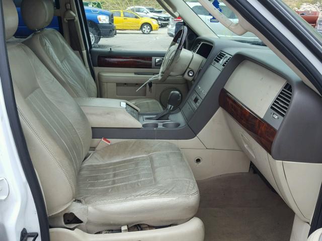 5LMFU28R84LJ32403 - 2004 LINCOLN NAVIGATOR Weiß Foto 5