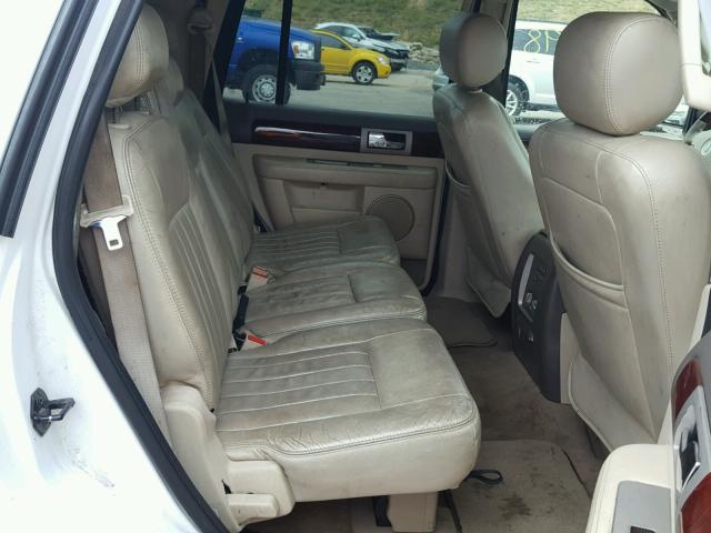 5LMFU28R84LJ32403 - 2004 LINCOLN NAVIGATOR Weiß Foto 6