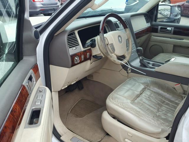 5LMFU28R84LJ32403 - 2004 LINCOLN NAVIGATOR Weiß Foto 9