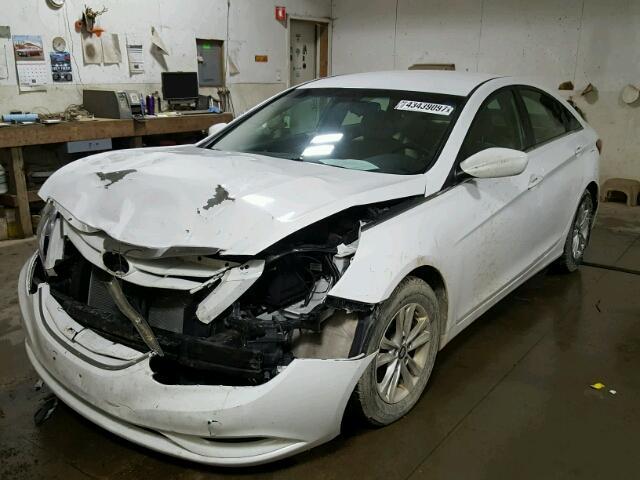 5NPEB4AC3DH756687 - 2013 HYUNDAI SONATA WHITE photo 2