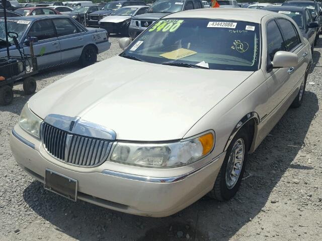 1LNHM83WX2Y619940 - 2002 LINCOLN TOWN CAR C CREAM photo 2