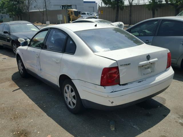 WVWMA63B7XE509563 - 1999 VOLKSWAGEN PASSAT GLS WHITE photo 3