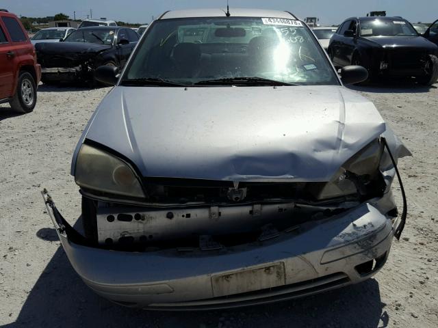 1FAFP34N06W155608 - 2006 FORD FOCUS ZX4 GRAY photo 9