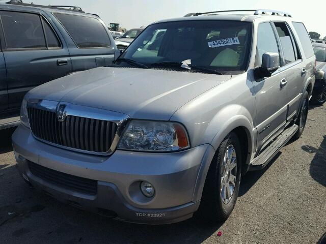 5LMFU28RX4LJ36971 - 2004 LINCOLN NAVIGATOR Silber Foto 2