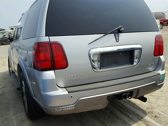 5LMFU28RX4LJ36971 - 2004 LINCOLN NAVIGATOR Silber Foto 3