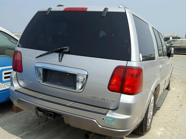 5LMFU28RX4LJ36971 - 2004 LINCOLN NAVIGATOR Silber Foto 4