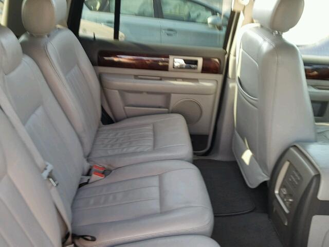 5LMFU28RX4LJ36971 - 2004 LINCOLN NAVIGATOR Silber Foto 6