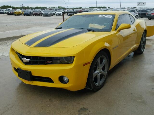 2G1FG1E31D9162920 - 2013 CHEVROLET CAMARO YELLOW photo 2