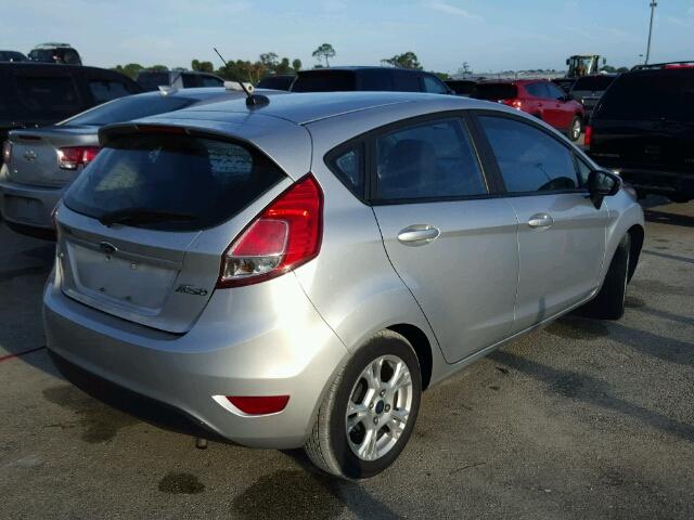 3FADP4EJ8FM208239 - 2015 FORD FIESTA SE GRAY photo 4