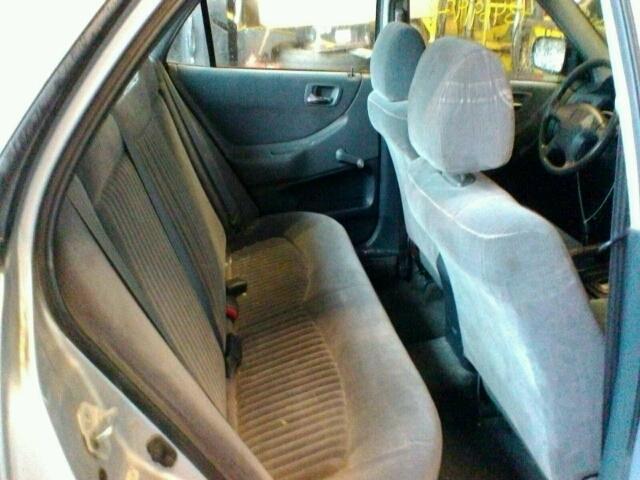 1HGCF8648WA090698 - 1998 HONDA ACCORD DX SILVER photo 6