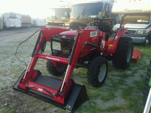 26H151010049 - 2016 MAHINDRA AND MAHINDRA TRACTOR RED photo 2