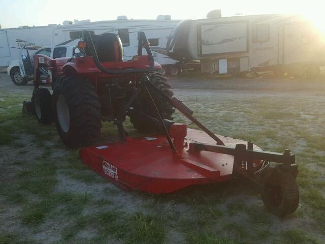 26H151010049 - 2016 MAHINDRA AND MAHINDRA TRACTOR RED photo 3