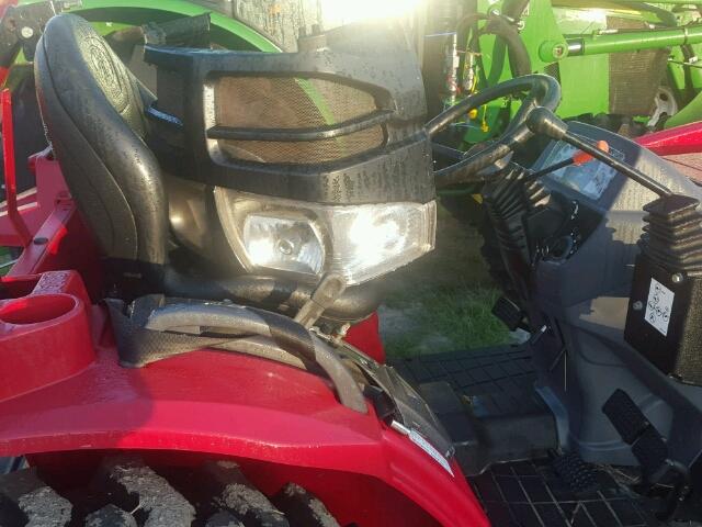 26H151010049 - 2016 MAHINDRA AND MAHINDRA TRACTOR RED photo 5