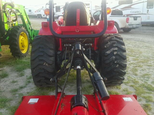 26H151010049 - 2016 MAHINDRA AND MAHINDRA TRACTOR RED photo 6