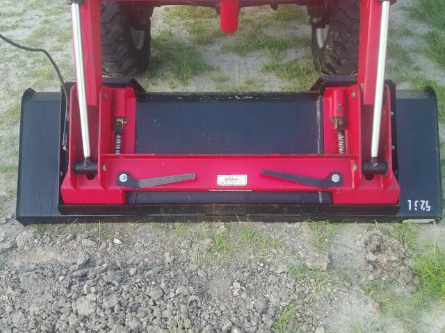 26H151010049 - 2016 MAHINDRA AND MAHINDRA TRACTOR RED photo 9