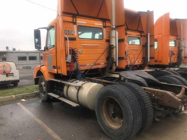 4V4M19GF56N406336 - 2006 VOLVO VN VNM ORANGE photo 4