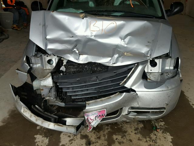 2A4GP54L77R152931 - 2007 CHRYSLER TOWN & COU SILVER photo 9