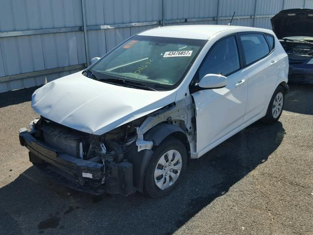 KMHCT5AE5FU204642 - 2015 HYUNDAI ACCENT GS WHITE photo 2