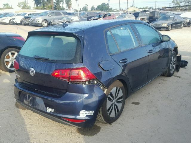 WVWKP7AU7GW914428 - 2016 VOLKSWAGEN E-GOLF SE BLUE photo 4