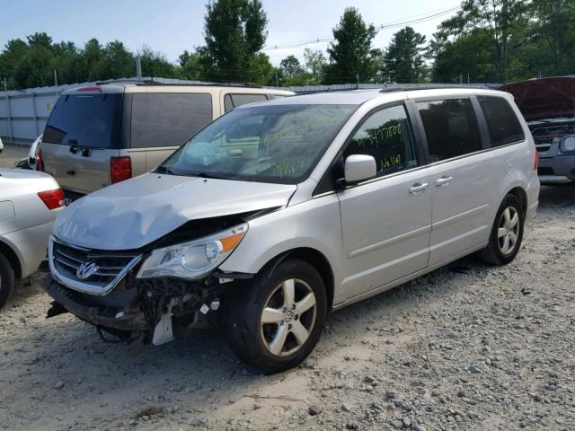 2V4RW3DG6BR691144 - 2011 VOLKSWAGEN ROUTAN SE SILVER photo 2