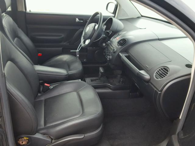 3VWPG3AG1AM018459 - 2010 VOLKSWAGEN NEW BEETLE 黑色 照片 5