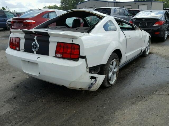 1ZVHT80N095109656 - 2009 FORD MUSTANG WHITE photo 4