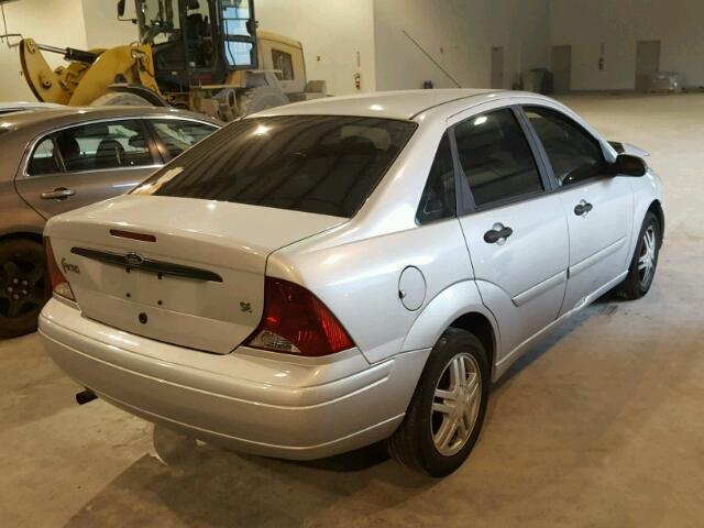 1FAFP34362W231132 - 2002 FORD FOCUS SE SILVER photo 4