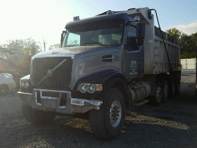 4V5K99GG84N364357 - 2004 VOLVO VHD BLUE photo 2