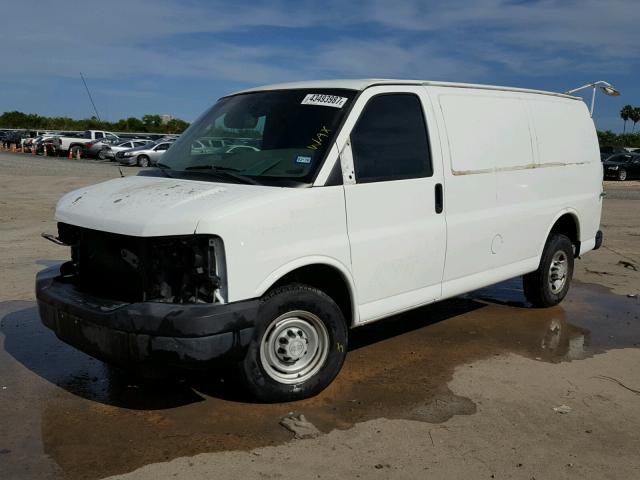 1GCGG25V571198945 - 2007 CHEVROLET EXPRESS G2 WHITE photo 2