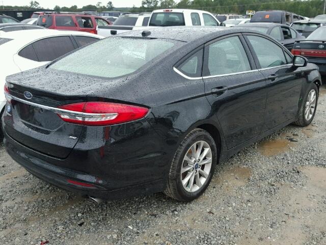 3FA6P0H71HR203715 - 2017 FORD FUSION SE BLACK photo 4