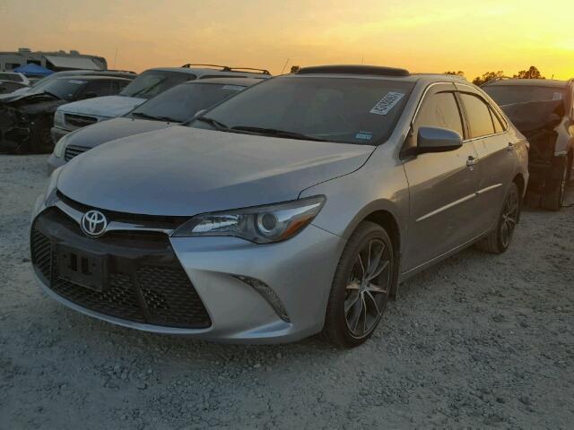 4T1BF1FK6FU107041 - 2015 TOYOTA CAMRY LE 银色 照片 2