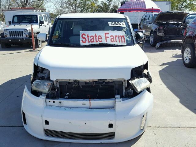 JTLKE50E691073338 - 2009 SCION XB WHITE photo 9