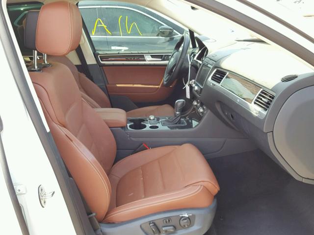 WVGGF7BP4HD001992 - 2017 VOLKSWAGEN TOUAREG EX WHITE photo 5