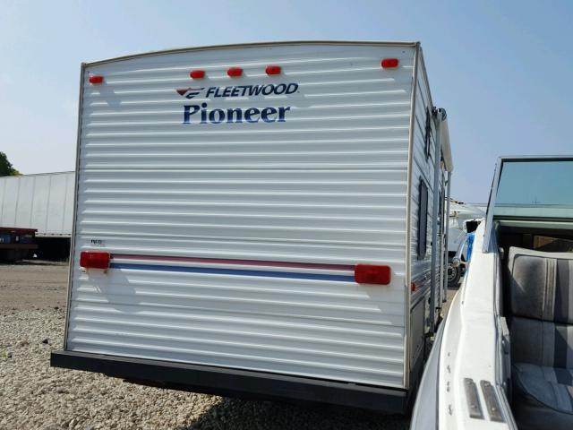 1EB1T182X56009394 - 2005 FLEETWOOD PIONEER  WHITE photo 4