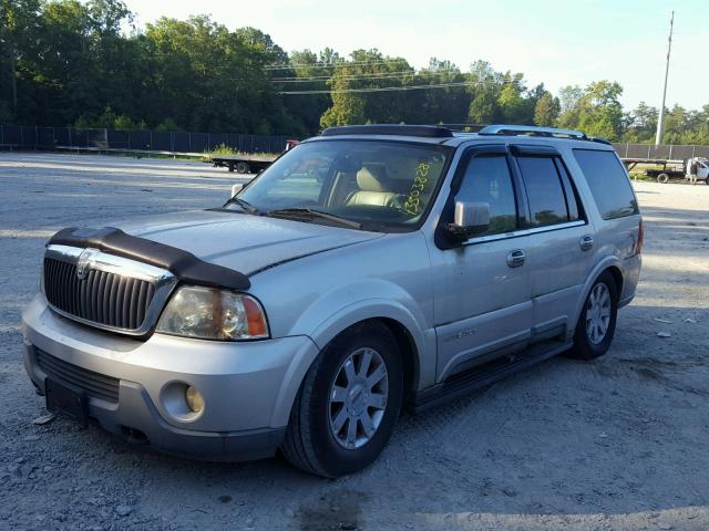 5LMFU28R43LJ46152 - 2003 LINCOLN NAVIGATOR Silber Foto 2