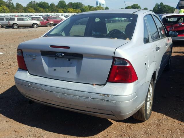 1FAFP34NX7W249724 - 2007 FORD FOCUS ZX4 SILVER photo 4