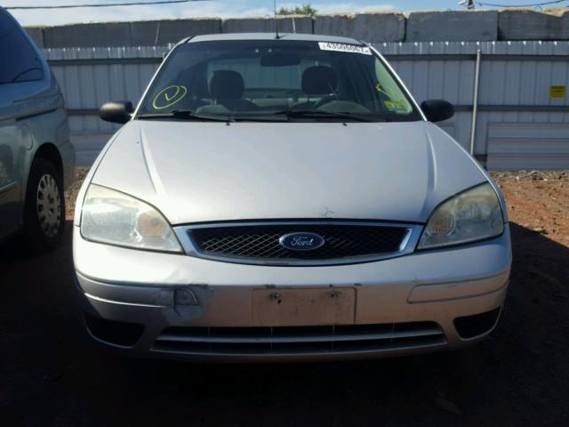 1FAFP34NX7W249724 - 2007 FORD FOCUS ZX4 SILVER photo 9