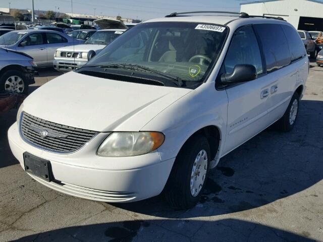 2C4GP44331R212999 - 2001 CHRYSLER TOWN & COU WHITE photo 2