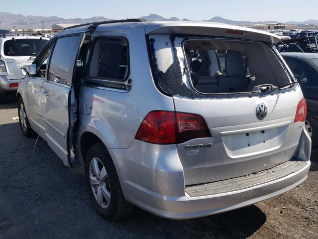 2V4RW3DG6BR622163 - 2011 VOLKSWAGEN ROUTAN SE SILVER photo 3