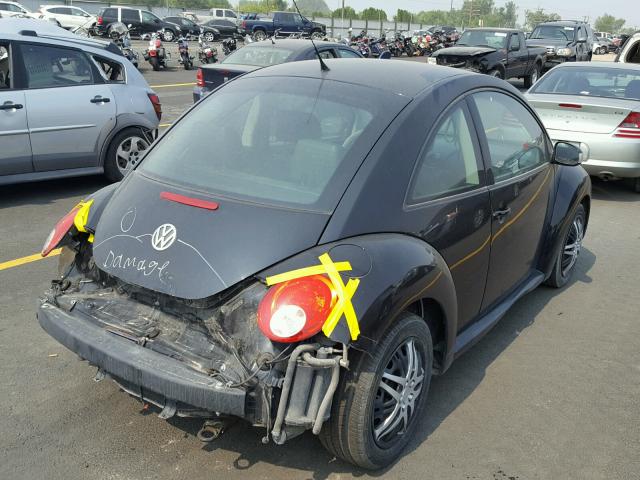 3VWPG3AG3AM015790 - 2010 VOLKSWAGEN NEW BEETLE შავი ფოტო 4