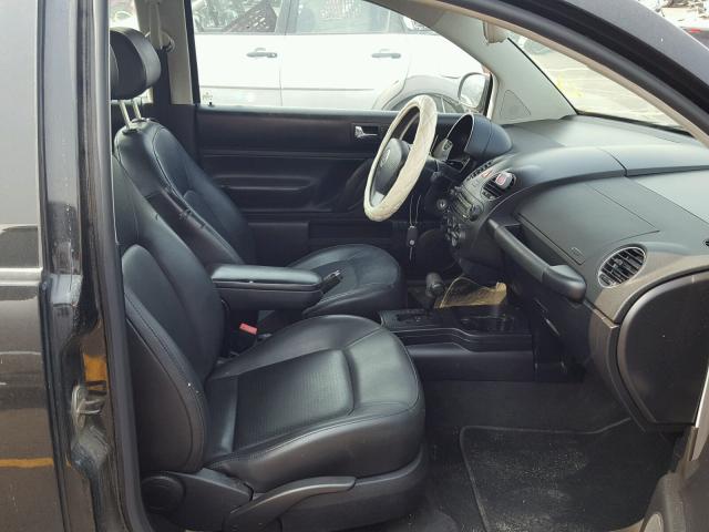 3VWPG3AG3AM015790 - 2010 VOLKSWAGEN NEW BEETLE შავი ფოტო 5