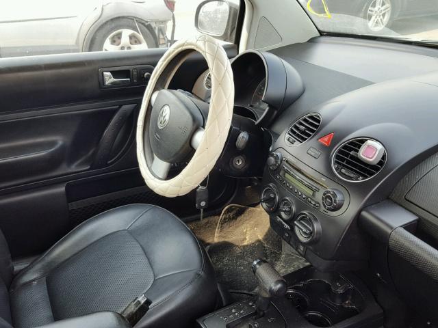 3VWPG3AG3AM015790 - 2010 VOLKSWAGEN NEW BEETLE შავი ფოტო 9