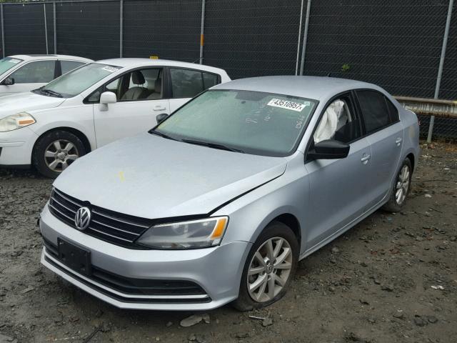 3VWD17AJXFM268359 - 2015 VOLKSWAGEN JETTA SE SILVER photo 2