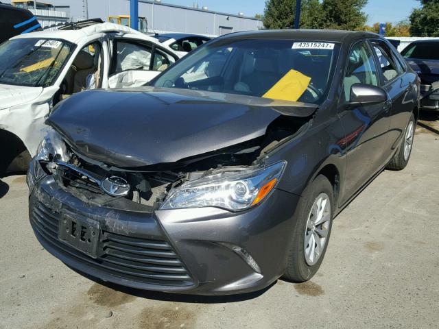 4T4BF1FK6FR447814 - 2015 TOYOTA CAMRY LE GRAY photo 2