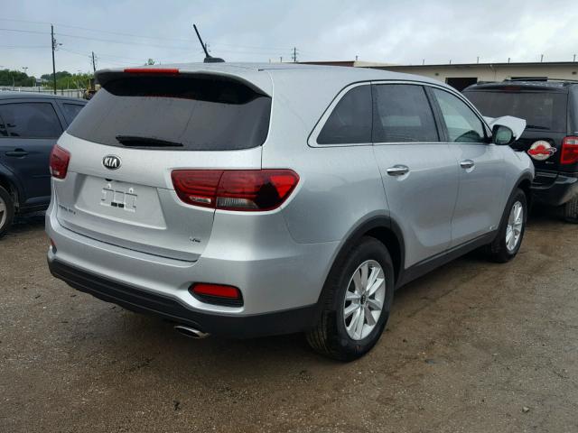 5XYPGDA5XKG488673 - 2019 KIA SORENTO LX SILVER photo 4