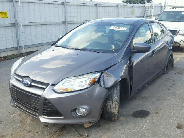 1FAHP3F2XCL282097 - 2012 FORD FOCUS SE GRAY photo 2